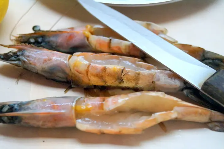 Креветки на гриле, с жареным сыром и картофелем фри. путешествуем по кипру.: шаг 2