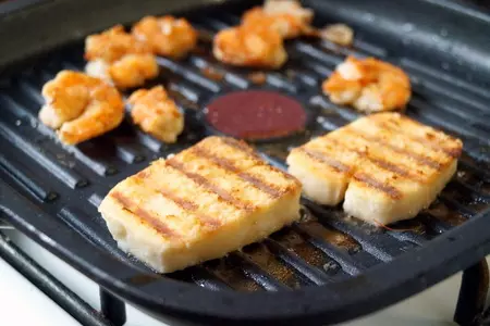 Креветки на гриле, с жареным сыром и картофелем фри. путешествуем по кипру.: шаг 6