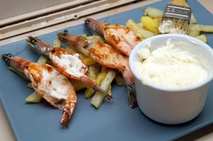 Креветки на гриле, с жареным сыром и картофелем фри. путешествуем по кипру.: шаг 7