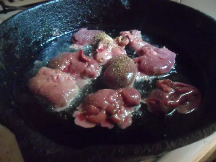 Тёплый салат с куриной печенью и сливами: шаг 1