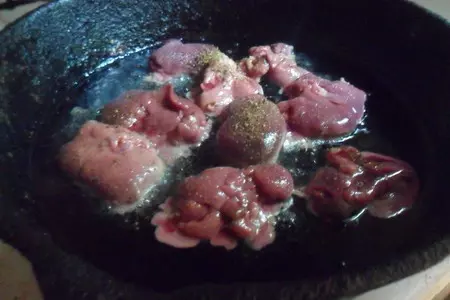 Тёплый салат с куриной печенью и сливами: шаг 1