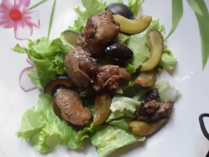 Тёплый салат с куриной печенью и сливами: шаг 3