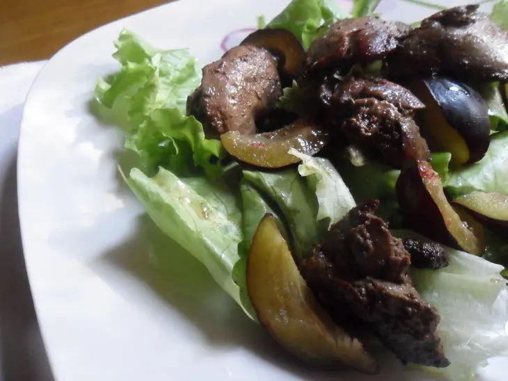 Тёплый салат с куриной печенью и сливами: шаг 4