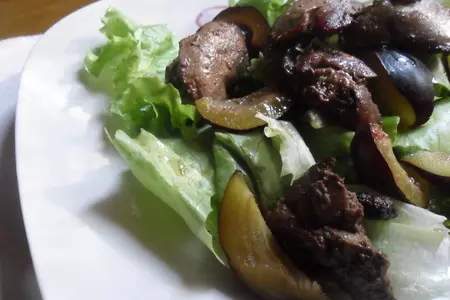 Тёплый салат с куриной печенью и сливами: шаг 4