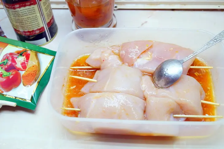 Шашлычки из куриной грудки с абрикосовым маринадом.: шаг 3