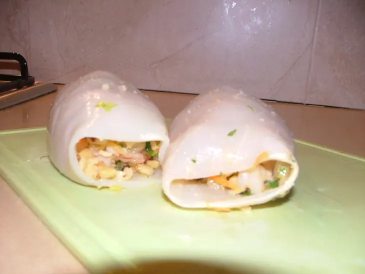 Фаршированные кальмары под соусом морнэ: шаг 2