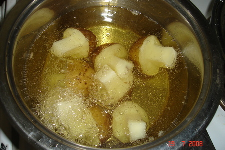 Маслята  из картофеля: шаг 2