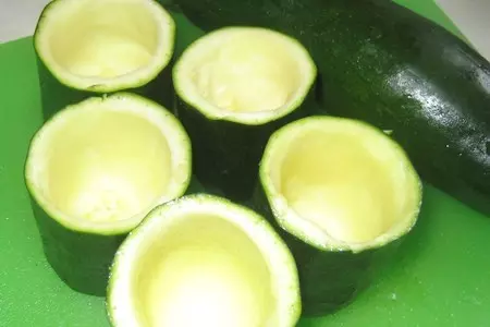 Кабачки, запеченные с фаршем: шаг 1