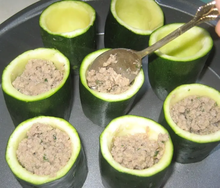 Кабачки, запеченные с фаршем: шаг 3