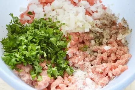 Фрикадельки с кедровыми орешками на шпажках.: шаг 1