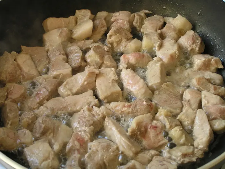 Свинина с картофелем, цуккини и эстрагоном: шаг 1