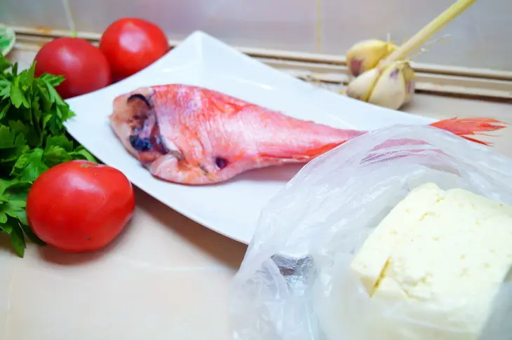 Морской окунь с помидорами и сыром: шаг 1