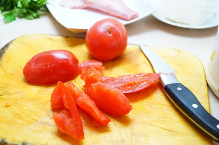 Морской окунь с помидорами и сыром: шаг 2