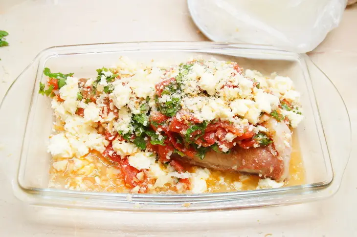 Морской окунь с помидорами и сыром: шаг 6