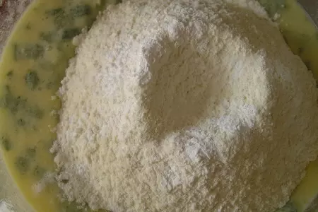 Яблочная шарлотка с мелиссой: шаг 5