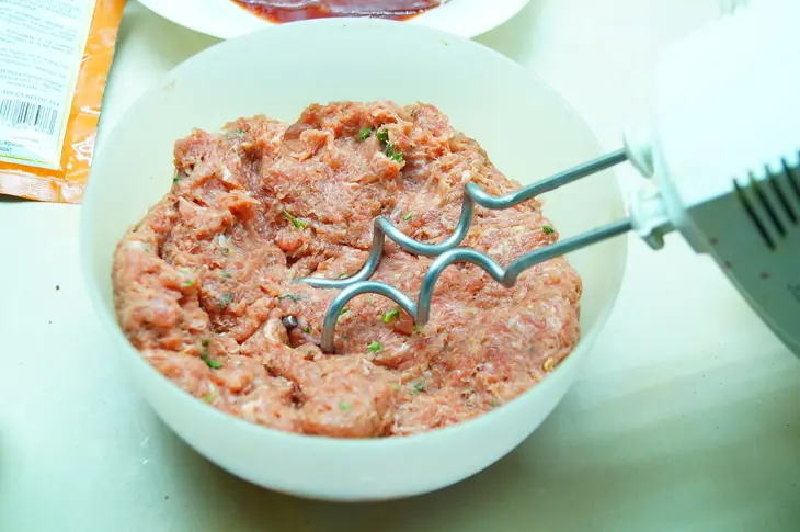 Чевапчичи (мясные колбаски) и джувэч (запеченное овощное рагу с рисом). балканская кухня.: шаг 2