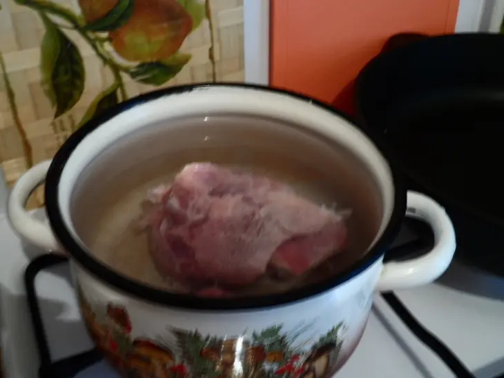 Гороховый суп с сырокопчёным беконом: шаг 1