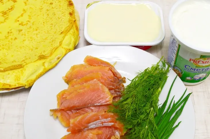 Блинный торт со сливочным сыром и семгой.: шаг 1
