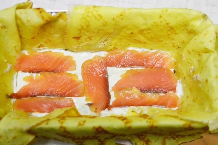 Блинный торт со сливочным сыром и семгой.: шаг 2