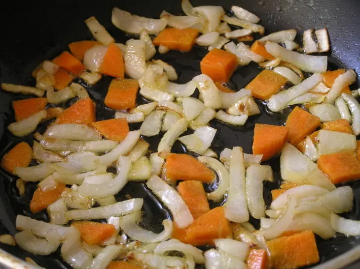 Перец, фаршированный рисом и грибами (на пару): шаг 1