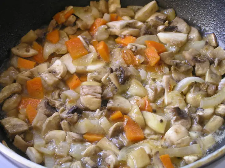 Перец, фаршированный рисом и грибами (на пару): шаг 2