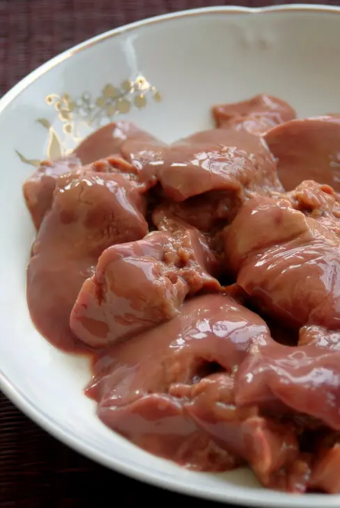 Салат из куриной печени с персиками: шаг 1