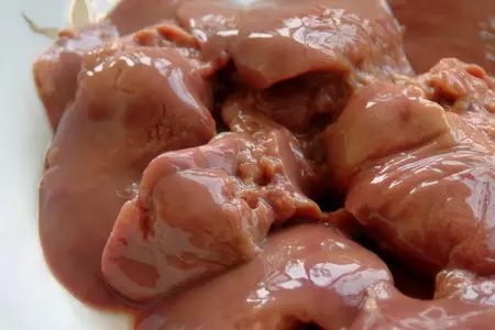 Салат из куриной печени с персиками: шаг 1