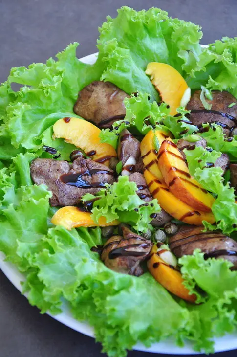 Салат из куриной печени с персиками: шаг 3