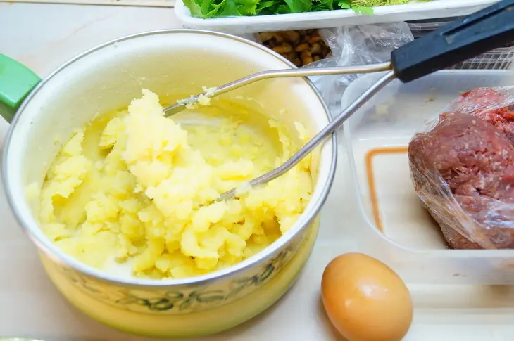 Клёцки мясные с картофелем и орехами: шаг 2
