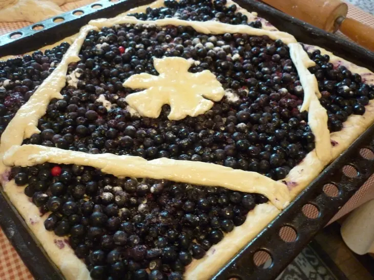 Пирог с черникой и плюшечки с корицей и арахисом по рецепту нашей мамочки-бабулички))): шаг 5