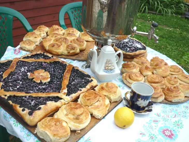 Пирог с черникой и плюшечки с корицей и арахисом по рецепту нашей мамочки-бабулички))): шаг 15