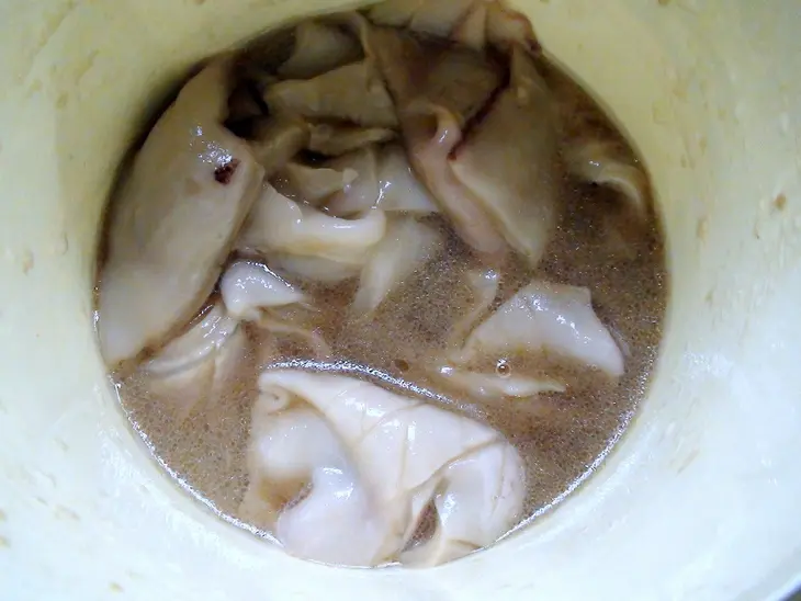 Тёплый салат с кальмарами и миндальными лепестками: шаг 1