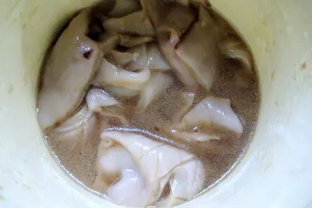 Тёплый салат с кальмарами и миндальными лепестками: шаг 1