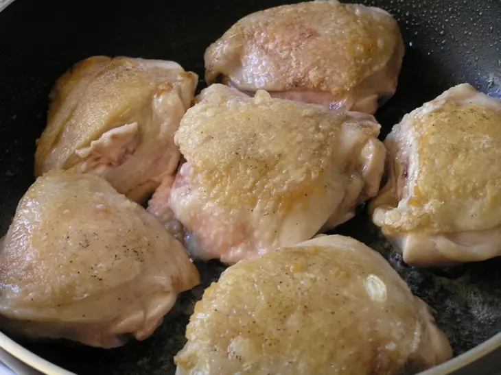 Куриные бедра с кабачком, морковью и базиликом: шаг 1