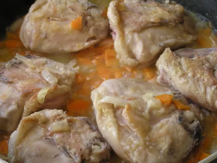 Куриные бедра с кабачком, морковью и базиликом: шаг 3