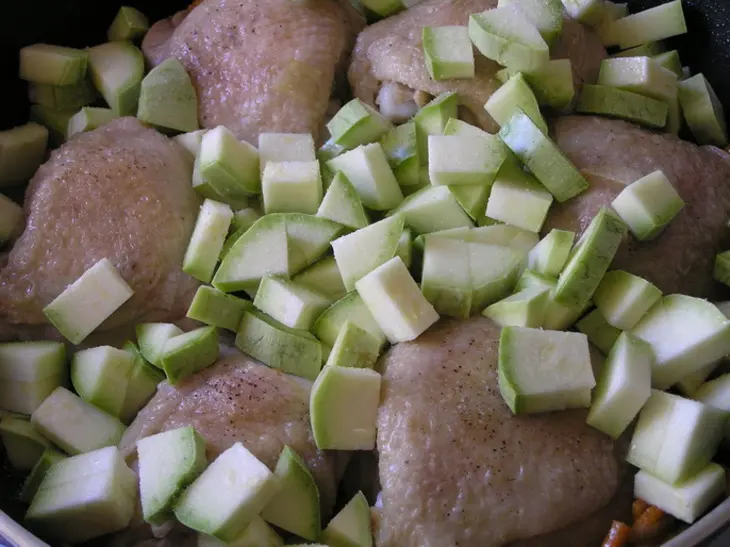Куриные бедра с кабачком, морковью и базиликом: шаг 4