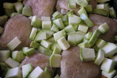 Куриные бедра с кабачком, морковью и базиликом: шаг 4