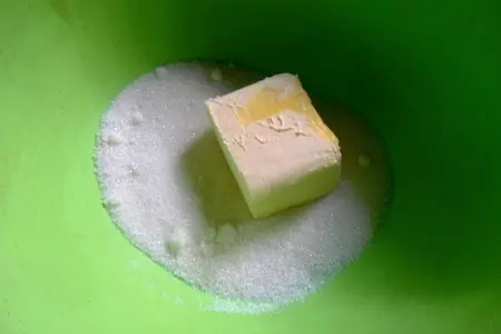 Польский пляцок с яблоками и сливами "осень": шаг 1