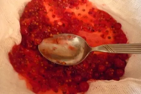 Томатный сок с..... красной смородиной и ещё с кое чем ;): шаг 3