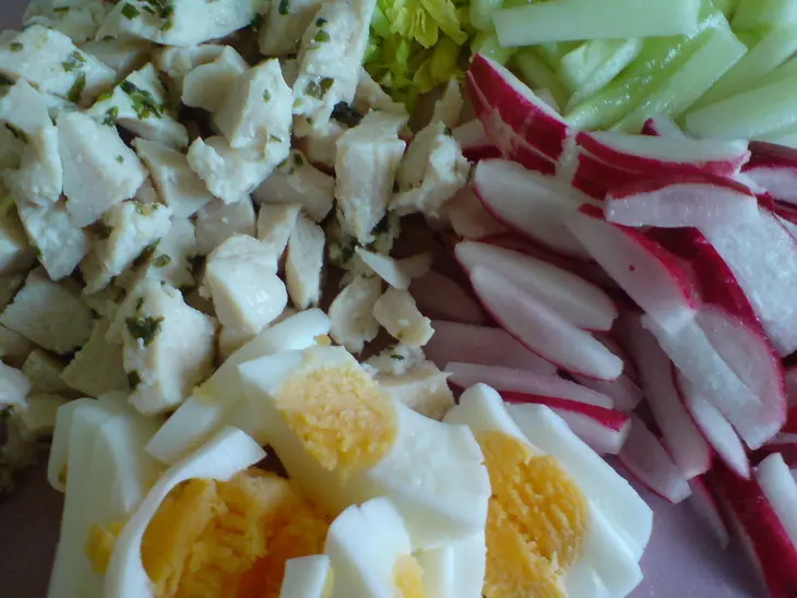 Окрошка с куриной грудкой и печёным перцем: шаг 1