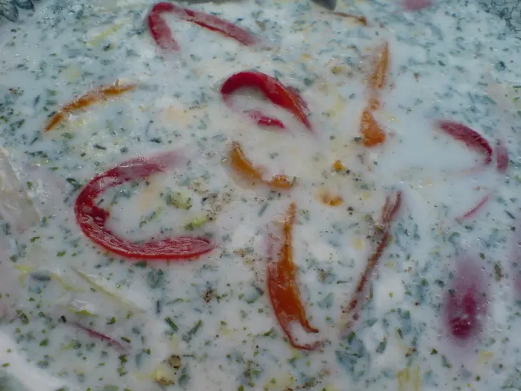 Окрошка с куриной грудкой и печёным перцем: шаг 3