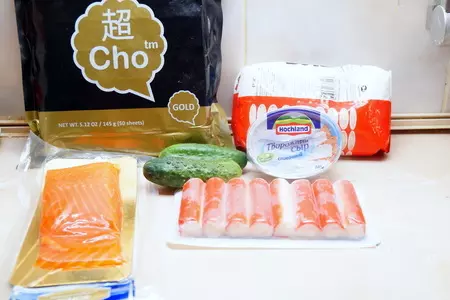 Роллы: «наизнанку» с сёмгой и тонкий ролл с огурцом и кунжутом.: шаг 1