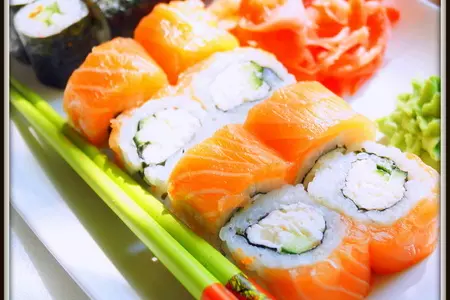 Роллы: «наизнанку» с сёмгой и тонкий ролл с огурцом и кунжутом.: шаг 4