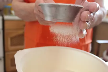 Пирожки с капустой и яйцом: шаг 3