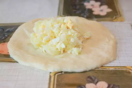 Пирожки с капустой и яйцом: шаг 7