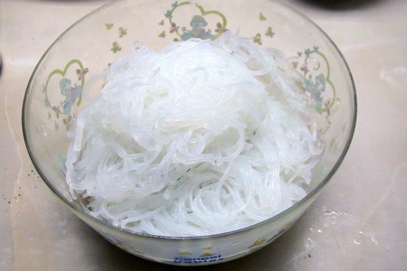 Нэм куан или «сырой» ролл из рисовой бумаги с креветками и салат в азиатском стиле.: шаг 1