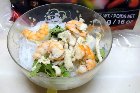 Нэм куан или «сырой» ролл из рисовой бумаги с креветками и салат в азиатском стиле.: шаг 2