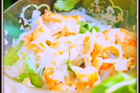 Нэм куан или «сырой» ролл из рисовой бумаги с креветками и салат в азиатском стиле.: шаг 4