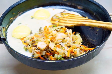 Нэм куан или «сырой» ролл из рисовой бумаги с креветками и салат в азиатском стиле.: шаг 6