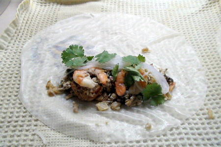 Нэм куан или «сырой» ролл из рисовой бумаги с креветками и салат в азиатском стиле.: шаг 7